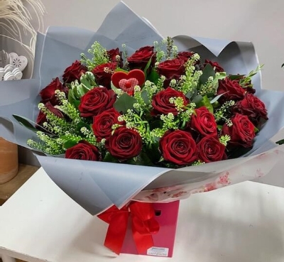 Deluxe 24 Red Rose Aqua Handtied